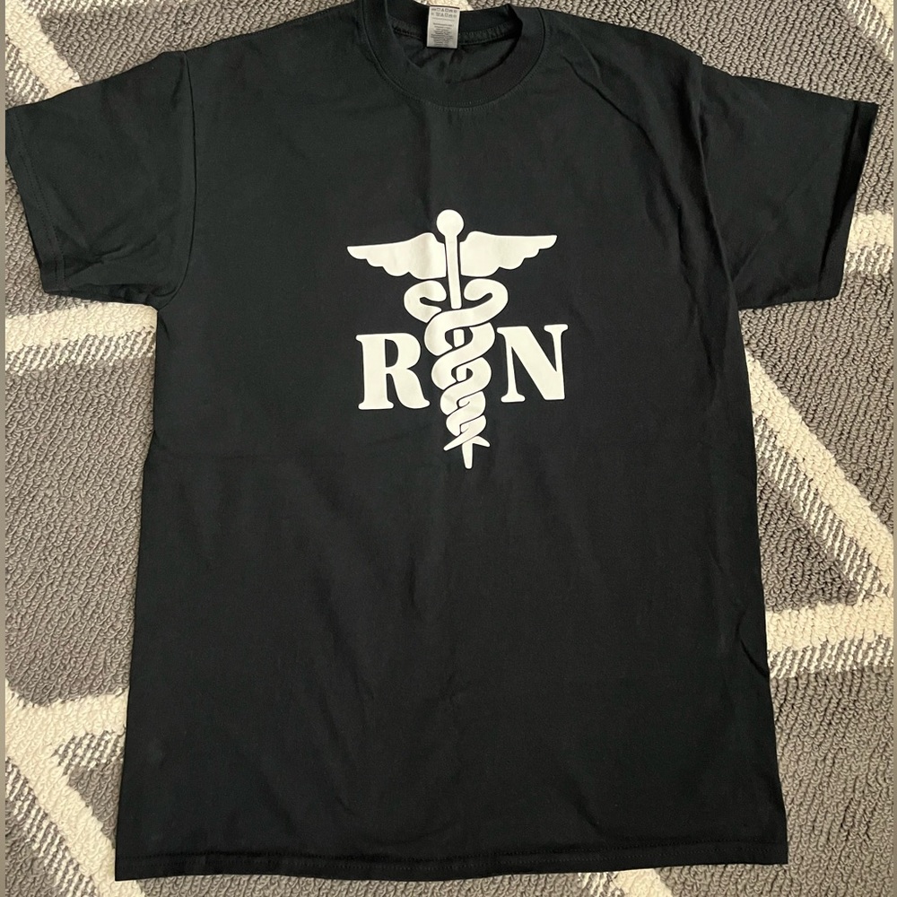 GILDAN  RN T Shirt